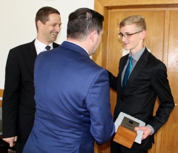 Tomasz Raszyk odbiera gratulacje od burmistrza Tomasza Bujoka