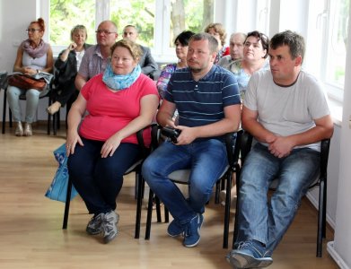 Rodzice młodych sportowców w sali sesyjnej