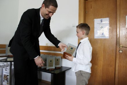 Janusz Podżorski przekazuje statuetkę Tymoteuszowi Cienciale