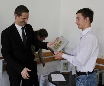 Jakub Jurosz ze statuetką, którą odebrał z rąk przewodniczącego Janusza Podżorskiego