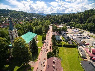 Widok na biegnących zawodników z lotu ptaka/fot. superbieg.pl