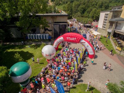 Zawodnicy czekający na start/superbieg.pl