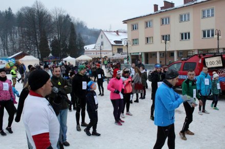 Rozgrzewka uczestników biegu na placu Hoffa