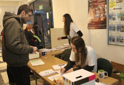 Zapisy do biegu w holu Domu Zdrojowego