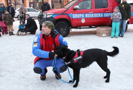 Ratownik GOPR z psem-ratownikiem