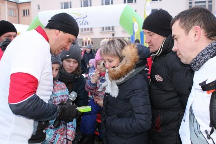 Prowadzący imprezę przekazuje informacje turystom