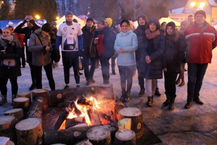 Uczestnicy imprezy ogrzewają się przy ognisku