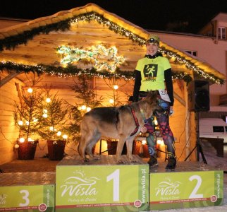 Uczestniczka biegu, której na trasie towarzyszył pies