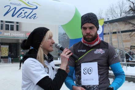 Prowadząca imprezę rozmawia z uczestnikiem biegu po przekroczeniu linii mety