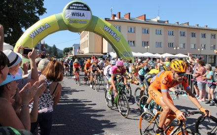 Pierwszy przejazd kolarzy przez centrum Wisły