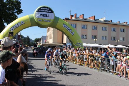 Drugi przejazd kolarzy przez centrum Wisły
