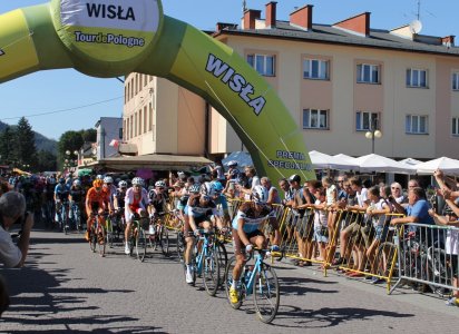 Drugi przejazd kolarzy przez centrum Wisły