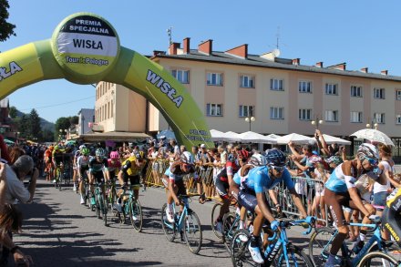 Drugi przejazd kolarzy przez centrum Wisły
