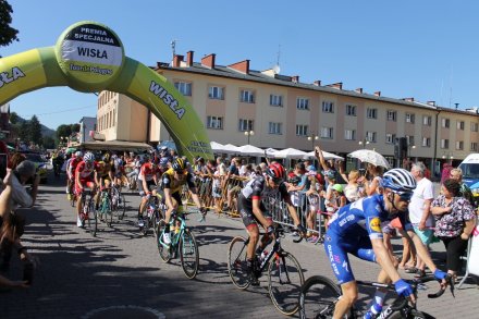 Drugi przejazd kolarzy przez centrum Wisły