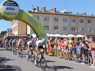 Pierwszy przejazd kolarzy przez centrum Wisły