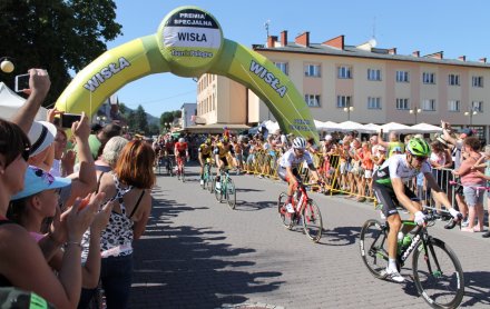 Pierwszy przejazd kolarzy przez centrum Wisły