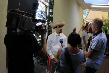 Artysta z Portoryko udziela wywiadu telewizji