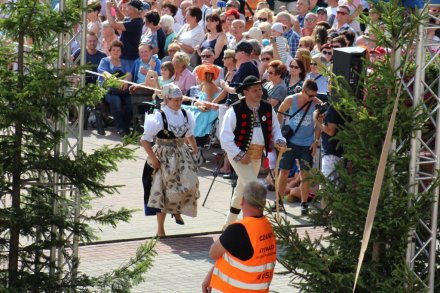 Burmistrz Wisły wraz z małżonką wchodzą na "małą scenę"