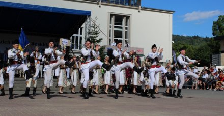Prezentacja rumuńskiego zespołu na placu Hoffa
