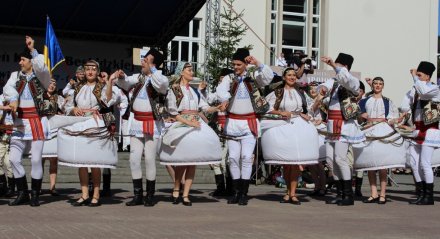 Prezentacja rumuńskiego zespołu na placu Hoffa