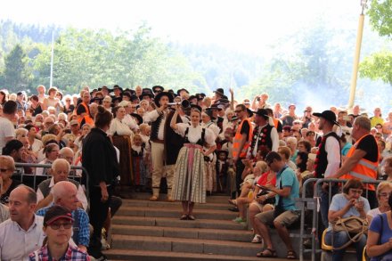 Górale wchodzą do amfiteatru