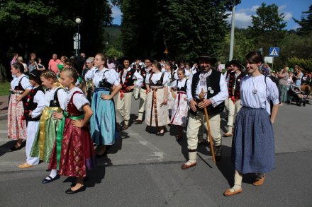 Mieszkańcy Wisły w strojach regionalnych podczas korowodu