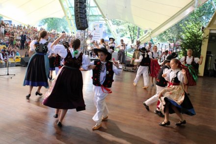 Fragment występu zespołu "Mali Tkocze"