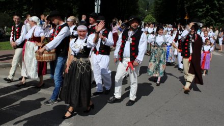 Mieszkańcy Wisły w strojach regionalnych podczas korowodu