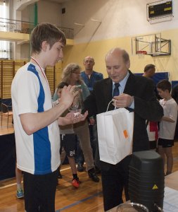 Sekretarz Miasta wręcza puchar, nagrody oraz medale zwycięzcą