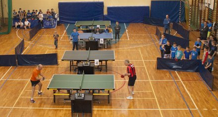 Mecz pokazowy w tenisie stołowym