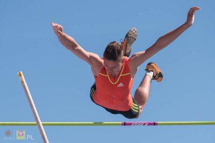 Radosław Sobczyk przelatuje nad tyczką