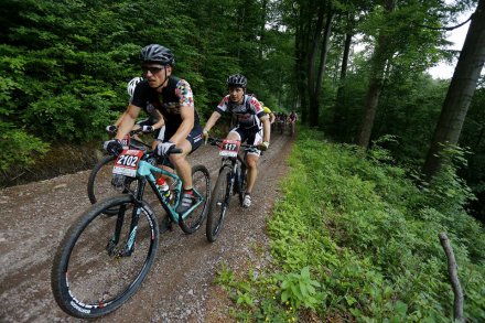 Zawodnicy podczas pokonywania trasy na rowerach