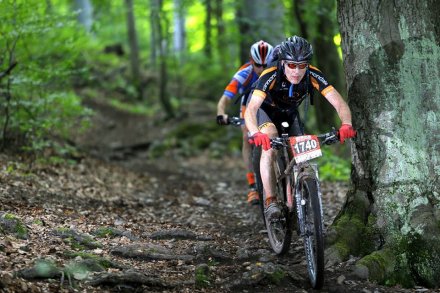 Zawodnicy podczas pokonywania trasy na rowerach