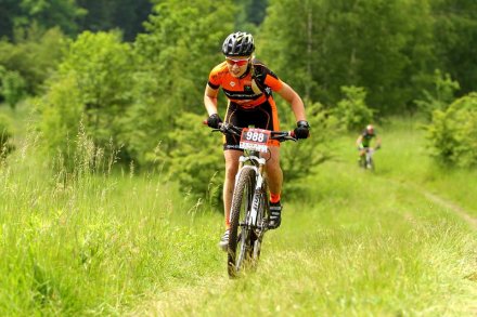 Zawodnicy podczas pokonywania trasy na rowerach