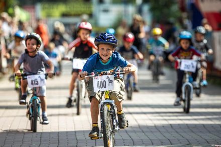 Wyścigi dzieci na rowerach