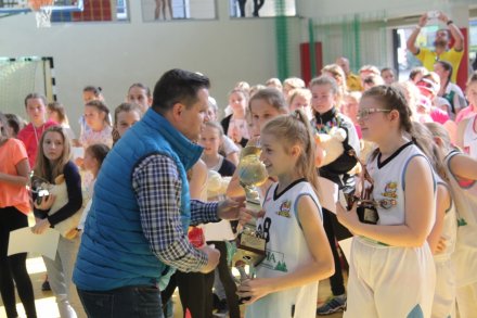 Burmistrz Tomasz Bujok wręcza puchar wiślańskiej drużynie