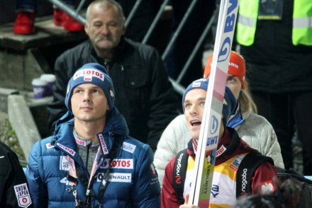 Piotr Żyła obserwuje skok kolegi z kadry