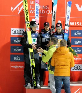 Burmistrz Tomasz Bujok gratuluje Norwegom