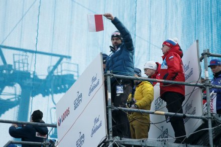 Trener polskiej kadry daje znak do startu