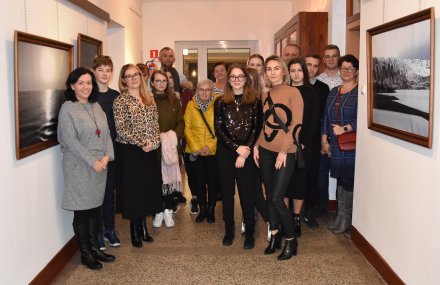 Pamiątkowe zdjęcie wykonane w czasie finisażu