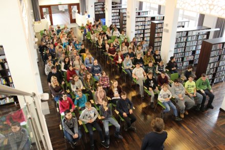 Uczestnicy spotkania w bibliotece