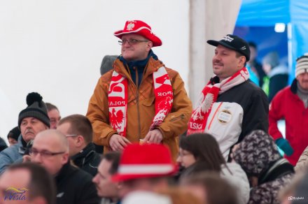 Kibice oczekują transmisji sobotniego konkursu skoków