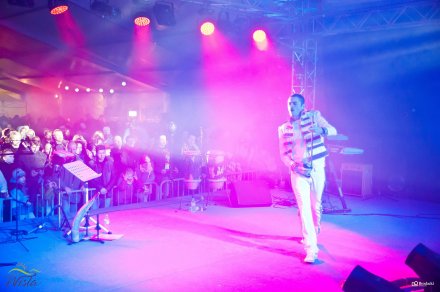 Sobowtór Freddiego Merkury podczas koncertu