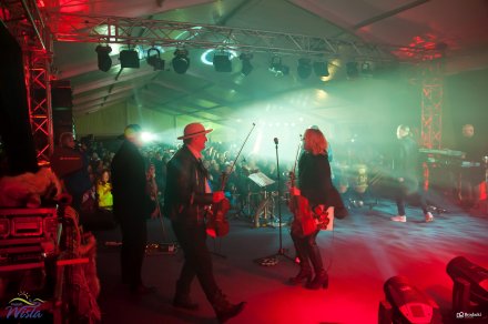 Golec uOrkiestra na scenie w Strefie Kibica