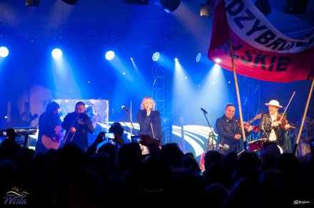 Golec uOrkiestra na scenie w Strefie Kibica