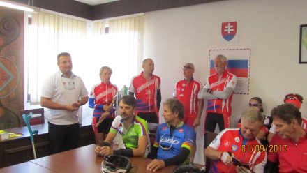 Spotkanie z lokalnymi władzami na trasie rajdu