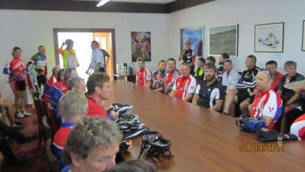 Spotkanie z lokalnymi władzami na trasie rajdu