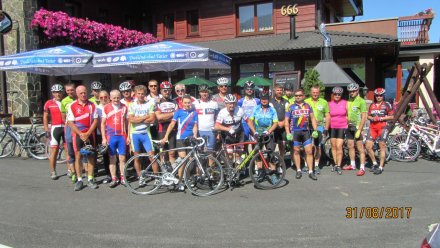 Grupowe zdjęcie na trasie