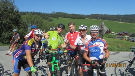 Grupowe zdjęcie na trasie