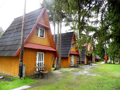 DOMKI POD SKOCZNIĄ